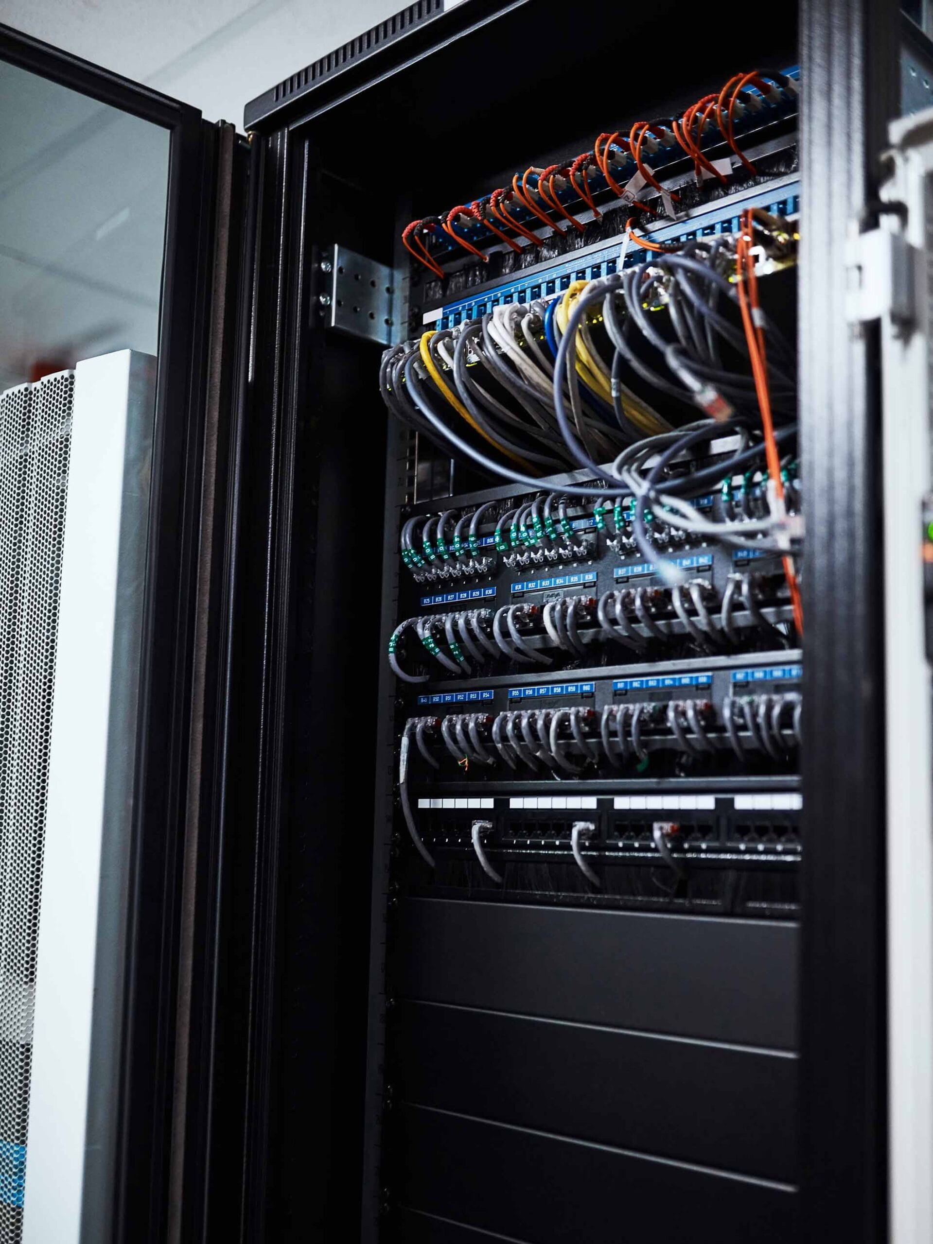 Foto di un armadio Rack ben organizzato e con ogni componente ben archiviato